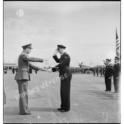 Lors de la cérémonie franco-américaine sur l'aérodrome de Maison-Blanche à Alger en l'honneur du groupe de chasse II/5 La Fayette, un général de brigade de l'armée de l'air américaine décerne l'Air medal au sergent-chef Denaix, pilote du GC II/5