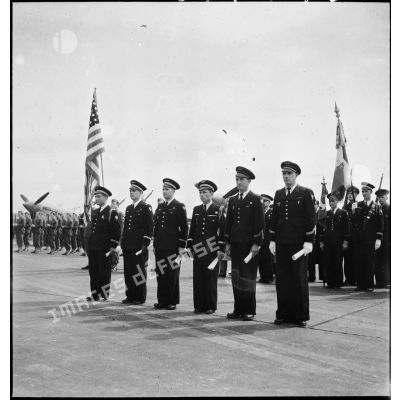 Photographie de groupe des pilotes décorés lors de la cérémonie franco-américaine sur l'aérodrome de Maison-Blanche à Alger en l'honneur du groupe de chasse II/5 La Fayette.