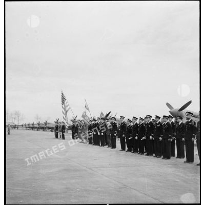 Mise en place du défilé des troupes sur l'aérodrome de Maison-Blanche à Alger à l'issue de la cérémonie franco-américaine en l'honneur du groupe de chasse II/5 La Fayette.