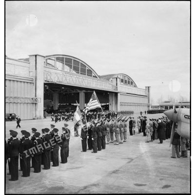 Vue d'ensemble sur la partie de l'aérodrome de Maison-Blanche à Alger où se déroule le défilé des troupes à l'issue de la cérémonie franco-américaine en l'honneur du groupe de chasse II/5 La Fayette.