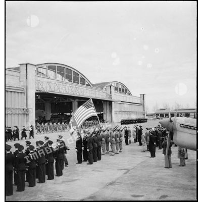 Vue d'ensemble sur la partie de l'aérodrome de Maison-Blanche à Alger où se déroule le défilé des troupes à l'issue de la cérémonie franco-américaine en l'honneur du groupe de chasse II/5 La Fayette.