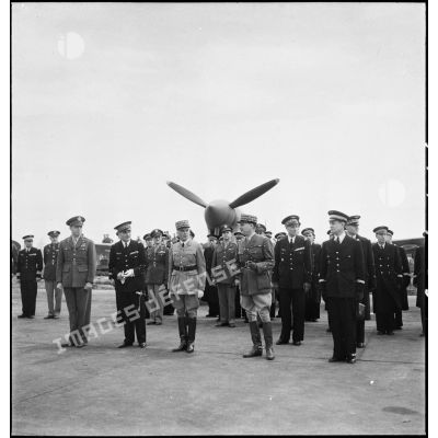 Photographie de groupe des autorités militaires françaises et américaines, lors de la mise en place du défilé clôturant la cérémonie en l'honneur du GC II/5 La Fayette, sur l'aérodrome de Maison-Blanche à Alger.