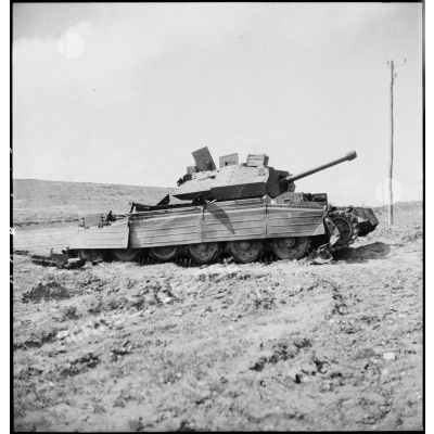 Epave d'un char britannique Crusader Mk III sur le champ de bataille de Kasserine.