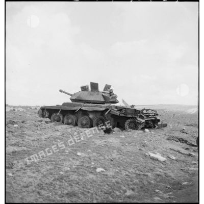 Epave d'un char britannique Crusader Mk III sur le champ de bataille de Kasserine.