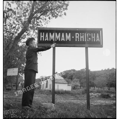 Un enfant de troupe désigne le panneau indicateur de la commune dont l'EMPNA (Ecole militaire préparatoire nord-africaine) d'Hammam-Righa porte le nom.