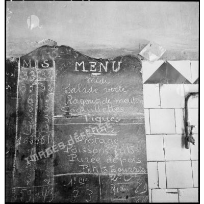 Tableau indiquant les menus de la journée à l'EMPNA (Ecole militaire préparatoire nord-africaine) d'Hammam-Righa.