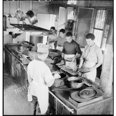 Préparation d'un repas par les cuisiniers de l'EMPNA (Ecole militaire préparatoire nord-africaine) d'Hammam-Righa.