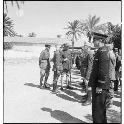 Lors d'une tournée d'inspection à Biskra, le général d'armée Henri Giraud, commandant en chef civil et militaire, passe en revue la garnison.
