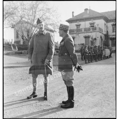 Lors d'une tournée d'inspection, le général d'armée Henri Giraud, commandant en chef civil et militaire, s'entretient avec le général de corps d'armée Louis Koeltz, commandant le XIXe corps d'armée, au PC (poste de commandement) de ce dernier, à Djerissa (Tunisie). La grande unité est engagée dans la campagne de Tunisie.