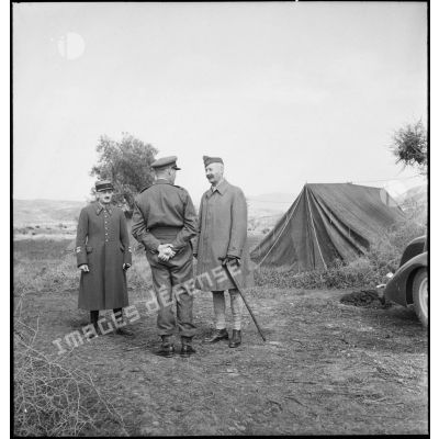 Lors d'une tournée d'inspection, le général d'armée Henri Giraud, commandant en chef civil et militaire, s'entretient avec le lieutenant-general Kenneth Anderson, commandant la 1re armée britannique, au PC (poste de commandemlent) de ce dernier. La grande unité est engagée dans la campagne de Tunisie.