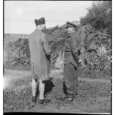 Lors d'une tournée d'inspection, le général d'armée Henri Giraud, commandant en chef civil et militaire, s'entretient avec le lieutenant-general Kenneth Anderson, commandant la 1re armée britannique, au PC (poste de commandemlent) de ce dernier. La grande unité est engagée dans la campagne de Tunisie.