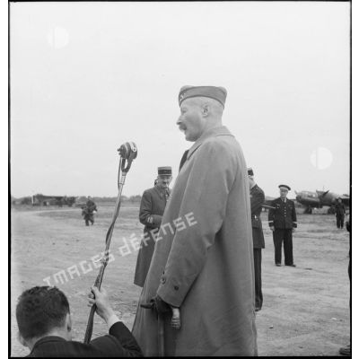 De retour d'une tournée d'inspection en Algérie et sur le front de la campagne de Tunisie, le général d'armée Henri Giraud, commandant en chef civil et militaire, prononce une allocution radiodiffusée à l'aérodrome de Boufarik.