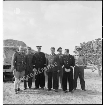 A l'occasion de la visite d'une mission militaire chinoise, photographie de groupe d'officiers britanniques, français et chinois.