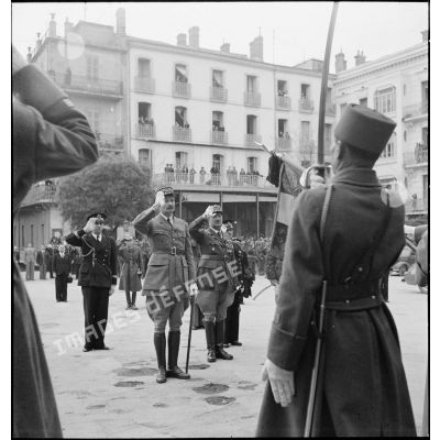 Le général d'armée Henri Giraud salue le drapeau du 67e RAA de la DMC.