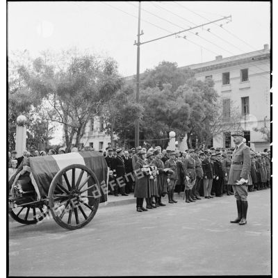 Le général d'armée Henri Giraud, commandant en chef civil et militaire, lors de la cérémonie d'obsèques du général de division Marie-Joseph Welvert, se recueille devant le cercueil du défunt.