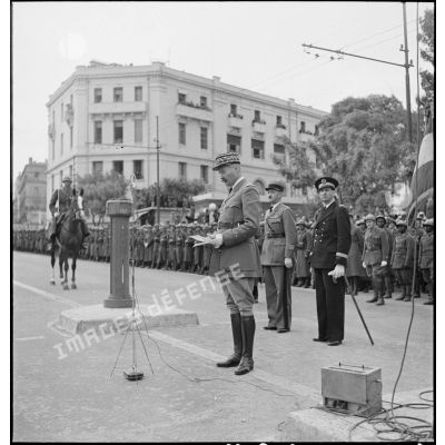 Le général d'armée Henri Giraud, commandant en chef civil et militaire, prononce l'éloge funèbre du général de division Marie-Joseph Welvert, lors de la cérémonie d'obsèques.
