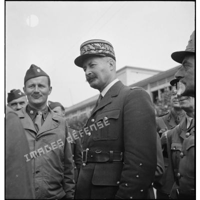 Sur le port d'Alger, le général d'armée Henri Giraud, commandant en chef civil et militaire, se fait présenter des personnels par un commandant de l'armée de terre américaine lors de la première livraison de matériels américains à l'armée française.