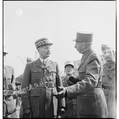 Le général de division Roger Leyer, aide-major général chargé de l'organisation, guide le général d'armée Henri Giraud, commandant en chef civil et militaire, lors de la présentation des premiers matériels livrés par l'armée américaine à l'armée française sur le port d'Alger.