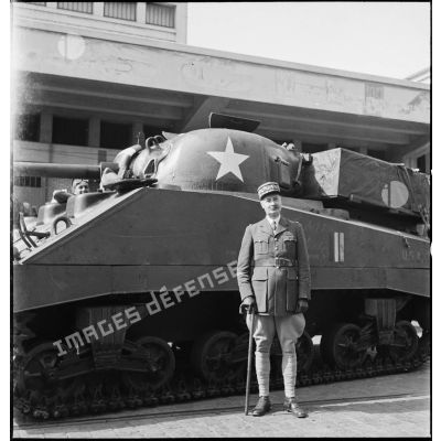 Sur le port d'Alger, le général d'armée Henri Giraud, commandant en chef civil et militaire, se tient devant un char Sherman M4 américain livré à l'armée française.