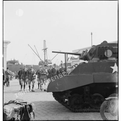 Le général d'armée Giraud, commandant en chef civil et militaire, arrive sur une chaîne de montage de chars légers Stuart M5 A1 livrés par les Etats-Unis à l'armée française sur le port d'Alger.