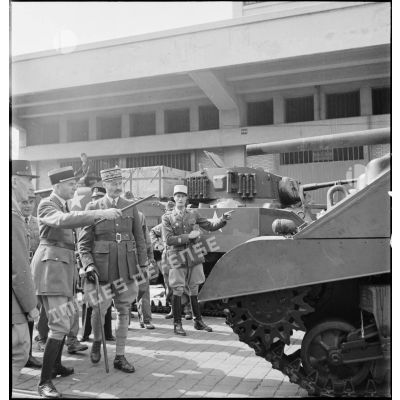 Le général d'armée Giraud, commandant en chef civil et militaire, arrive sur une chaîne de montage de chars légers Stuart M5 A1 livrés par les Etats-Unis à l'armée française sur le port d'Alger.