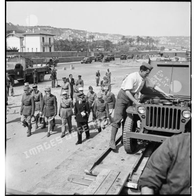 Le général d'armée Henri Giraud, commandant en chef civil et militaire, inspecte une chaîne de montage de jeeps installée le long de la route moutonnière à Alger, dans le cadre du réarmement de l'armée française par les Etats-Unis.