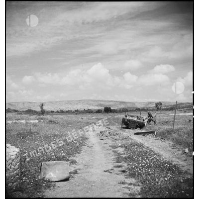 Epave du véhicule du général de division Marie-Joseph Welvert, commandant la DMC (division de marche de Constantine), qui saute sur une mine le 10 avril 1943, au cours de la bataille du massif de l'Ousselat, entraînant le décès du général.
