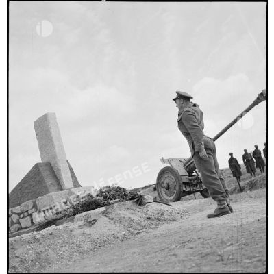 Un officier britannique salue après avoir déposé une gerbe lors de l'inauguration du monument érigé à la mémoire du général de division Marie-Joseph Welvert, commandant la DMC (division de marche de Constantine), décédé au cours de la campagne de Tunisie.