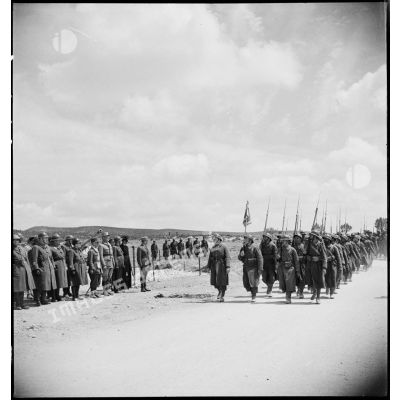 Défilé d'un détachement d'une unité de tirailleurs devant les autorités lors de l'inauguration du monument érigé à la mémoire du général de division Marie-Joseph Welvert, commandant la DMC (division de marche de Constantine), décédé au cours de la campagne de Tunisie.