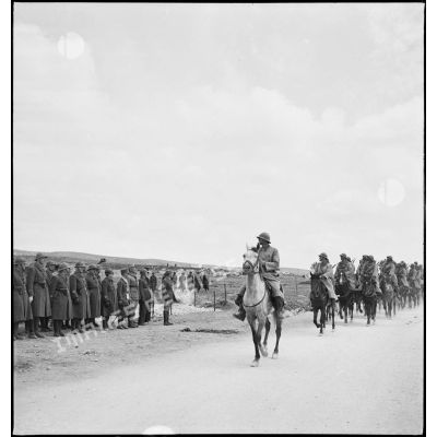 Défilé d'un détachement d'une unité montée devant les autorités lors de l'inauguration du monument érigé à la mémoire du général de division Marie-Joseph Welvert, commandant la DMC (division de marche de Constantine), décédé au cours de la campagne de Tunisie.