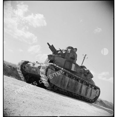 Défilé d'un char léger Renault D1 devant les autorités lors de l'inauguration du monument érigé à la mémoire du général de division Marie-Joseph Welvert, commandant la DMC (division de marche de Constantine), décédé au cours de la campagne de Tunisie.