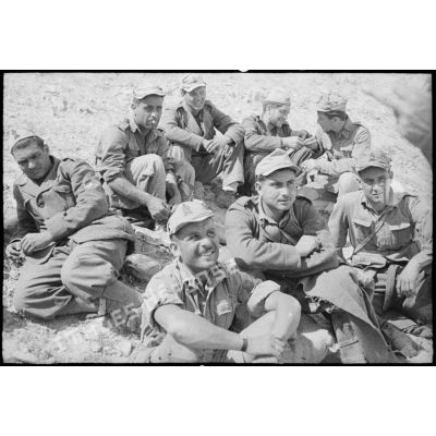 Des soldats italiens, faits prisonniers par les troupes françaises sur les positions du djebel Bou Jerra, sont gardés par des hommes du FSEA (Front sud-est algérien).