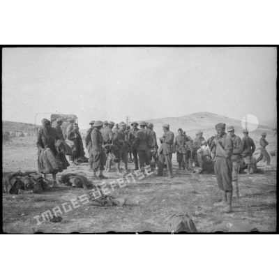 Des soldats italiens, faits prisonniers par les troupes françaises sur les positions du djebel Bou Jerra, sont gardés par des soldats britanniques.