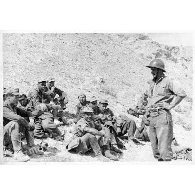 Des soldats italiens, faits prisonniers par les troupes françaises sur les positions du djebel Bou Jerra, sont gardés par des hommes du FSEA (Front sud-est algérien).