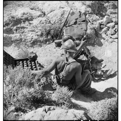 Deux légionnaires mettent en batterie un mortier de 60 mm, modèle 1935, dans le secteur du djebel el Asker, sur le FSEA (Front sud-est algérien).