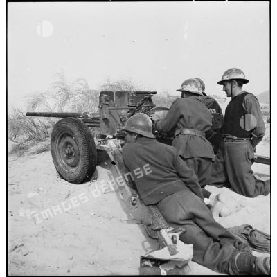 Des légionnaires mettent en batterie un canon antichar de 37 mm M3 dans le secteur du bordj Makatallah, sur le FSEA (Front sud-est algérien).