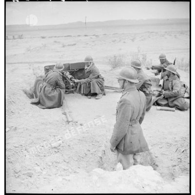 Des légionnaires mettent en batterie un canon antichar de 37 mm M3 dans le secteur du bordj Makatallah, sur le FSEA (Front sud-est algérien).