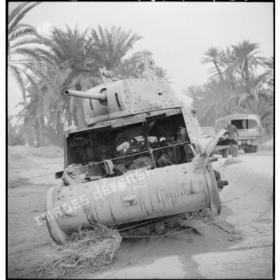 L'épave d'un char italien Fiat M13/40, détruit lors de la prise de Gafsa par les Alliés, gît dans le désert sur le FSEA (Front sud-est algérien).
