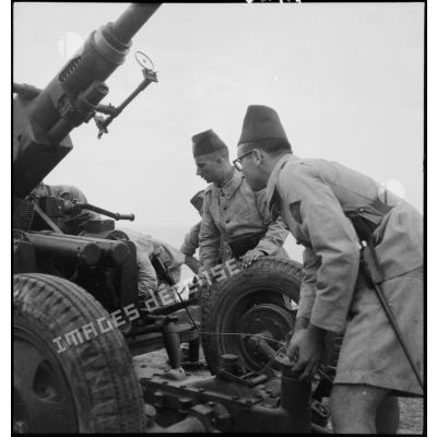Des élèves aspirants du 411e ou 412e groupement d'artillerie de DCA-DAT (défense contre les aéronefs - défense aérienne du territoire) mettent en batterie un canon de 40 mm Bofors.