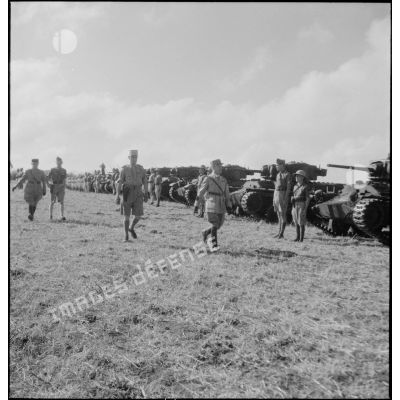 Au cours d'une prise d'armes, le général de corps d'armée Louis Koeltz, commandant le 19e CA (corps d'armée), passe les équipages d'un escadron de chars Valentine du 5e RCA (régiment de chasseurs d'Afrique) en revue.