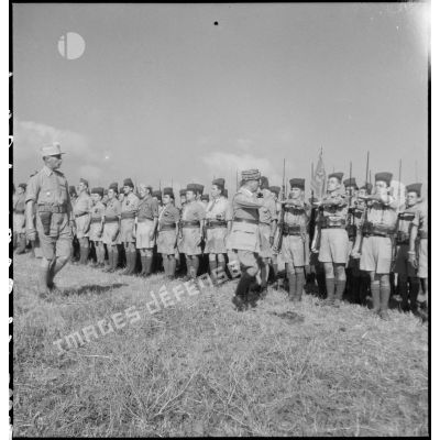 Au cours d'une prise d'armes, le général de corps d'armée Louis Koeltz, commandant le 19e CA (corps d'armée), passe un peloton du 5e RCA (régiment de chasseurs d'Afrique) en revue.
