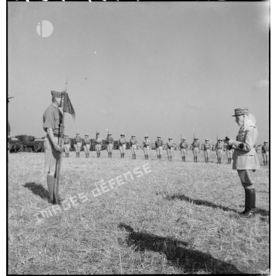 Au cours d'une prise d'armes, le général de corps d'armée Louis Koeltz, commandant le 19e CA (corps d'armée), lit la citation d'un escadron du 5e RCA (régiment de chasseurs d'Afrique) qu'il va décorer.