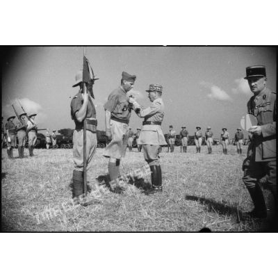 Le général de corps d'armée Koeltz, commandant le 19e corps d'armée, décore le commandant d'un escadron du 5e RCA (régiment de chasseurs d'Afrique) qui s'est illustré pendant la campagne de Tunisie.