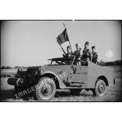 Etendard du 5e RCA (régiment de chasseurs d'Afrique) et sa garde sur un scout car M3 lors d'une prise d'armes présidée par le général de corps d'armée Louis Koeltz, commandant le 19e CA (corps d'armée).