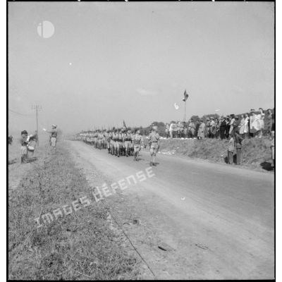A l'issue de la prise d'armes, le général de corps d'armée Louis Koeltz, commandant le 19e corps d'armée, assiste au défilé des troupes à pied du 5e RCA (régiment de chasseurs d'Afrique).