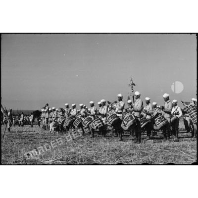 La nouba du 1er RTA (régiment de tirailleurs algériens) exécute la Marseillaise lors d'une prise d'armes.