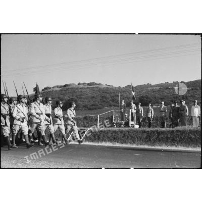 Défilé des bataillons du 1er RTA (régiment de tirailleurs algériens) devant les autorités.