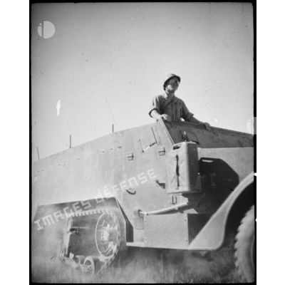Portrait d'un chef d'engin à bord de son half-track M3 pendant une manoeuvre d'unités du CEF (corps expéditionnaire français) avant l'engagement sur le front italien.