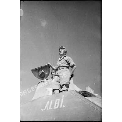 Membres d'équipage du char Sherman M4 baptisé Albi, appartenant au 2e escadron du 2e RCA  (régiment de chasseurs d'Afrique), pendant une manoeuvre du CEF (corps expéditionnaire français) avant l'engagement sur le front italien.