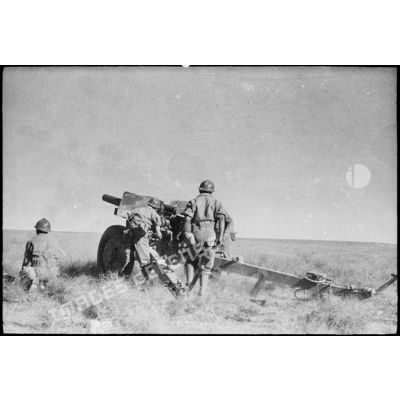 Mise en batterie d'un obusier de 105 mm M2 du 64e RAA (régiment d'artillerie d'Afrique) au cours d'une manoeuvre du CEF (corps expéditionnaire français), avant l'engagement sur le front italien.